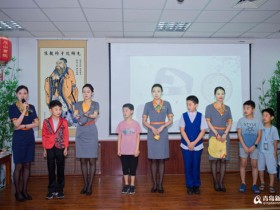 青航佳人走进即墨图书馆 为小朋友传授礼仪品书香