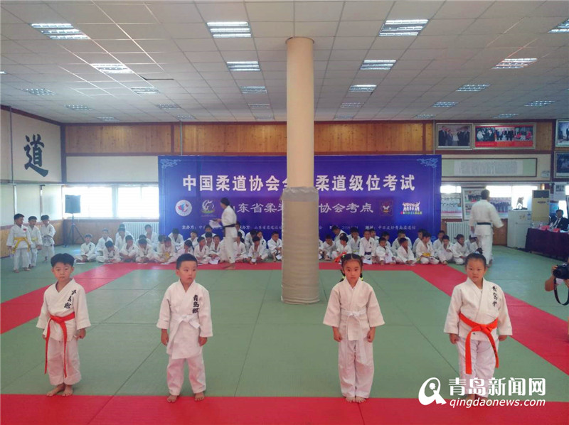 青岛首次举行全国柔道级位考试 近百名柔道小将秀技艺