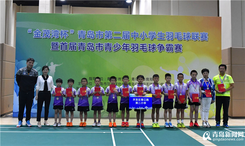 惊喜!超级丹现身青岛青少年羽毛球争霸赛现场(组图)