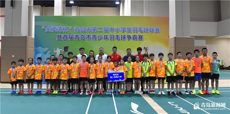 惊喜!超级丹现身青岛青少年羽毛球争霸赛现场(组图)