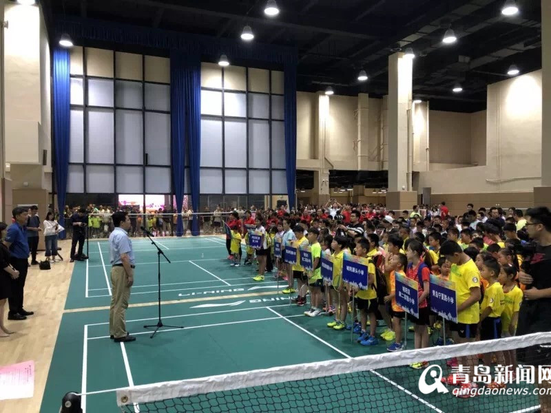 仁洲体育运动工厂开门纳客 首届青岛青少年羽毛球赛开拍