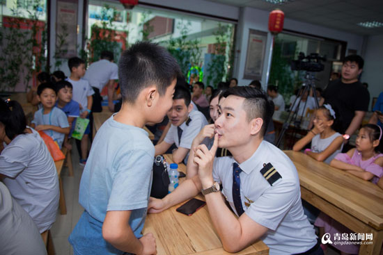 青航佳人走进即墨图书馆  为小朋友传授礼仪品书香