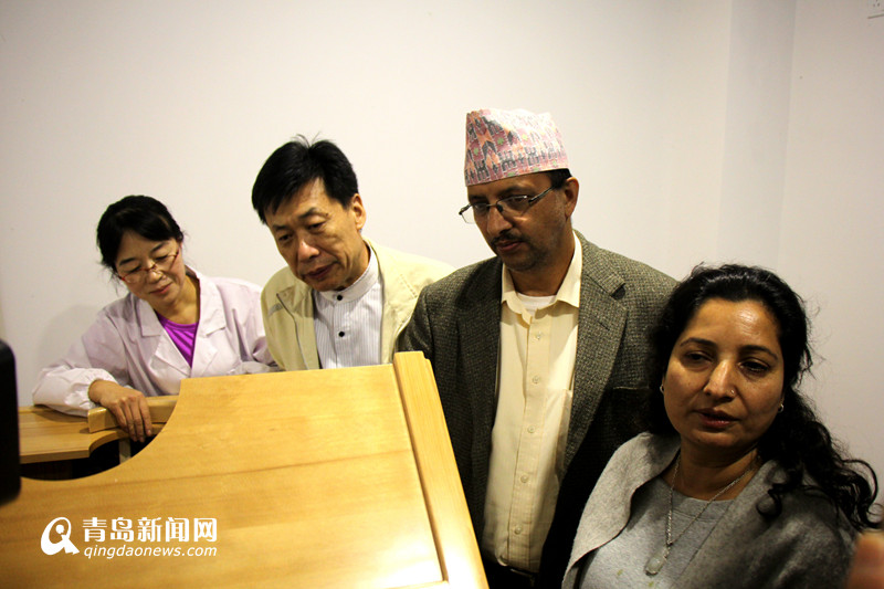 尼泊尔考察团来青参观 "一带一路"令中医药蜚声海外