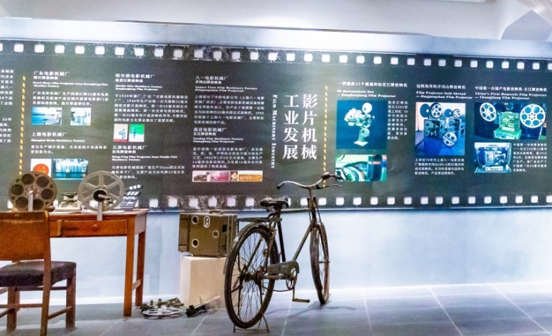 青岛电影博物馆“显影”双联展 影业“大咖”叹百年电影发展成就