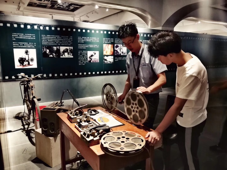 青岛电影博物馆“显影”双联展 影业“大咖”叹百年电影发展成就